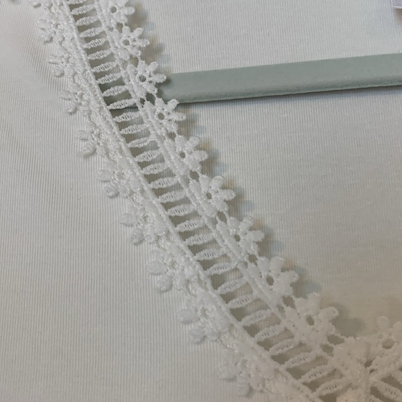 ePretty Chicago White Lace Trim V-Neck Tee Large EUC - Picture 2 of 4